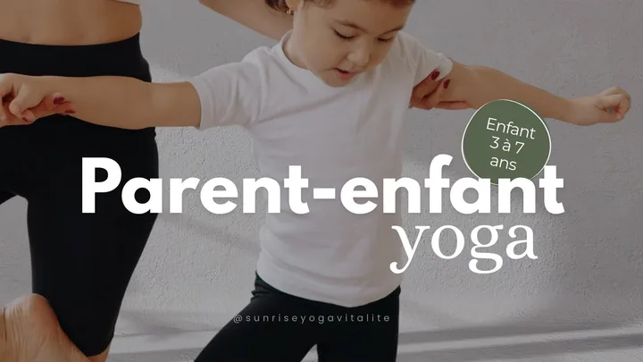 Affiche du yoga parent-enfant : une jeune enfant en équilibre, les bras tendus, guidée par un parent