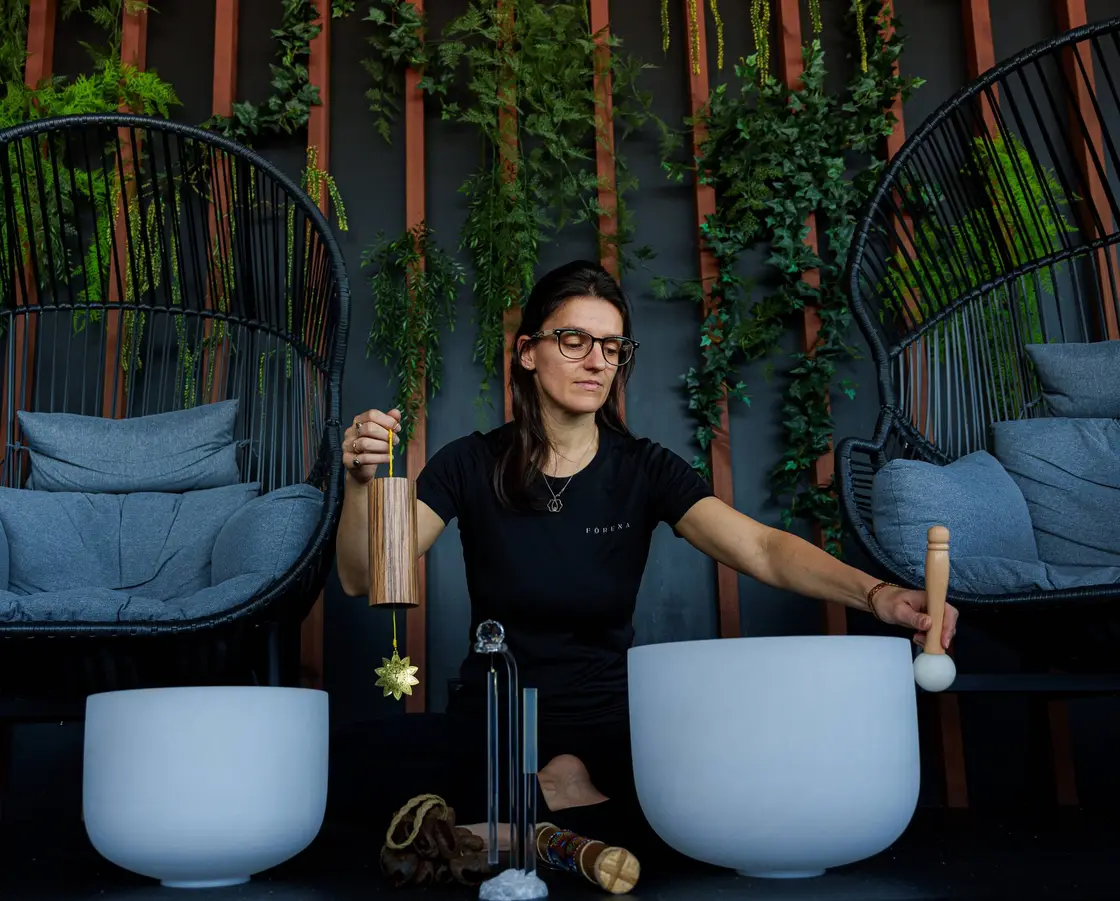 Jessica jouant des bols de cristal et d’un carillon lors d’un bain sonore au Spa Förena