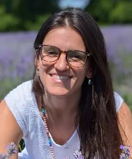 Portrait de Jessica Evangelista, souriante, dans un champ de lavande